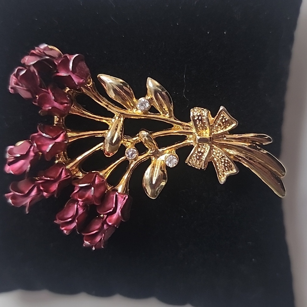 EUC Dozen Red Roses Vintage Brooch Lapel Pin